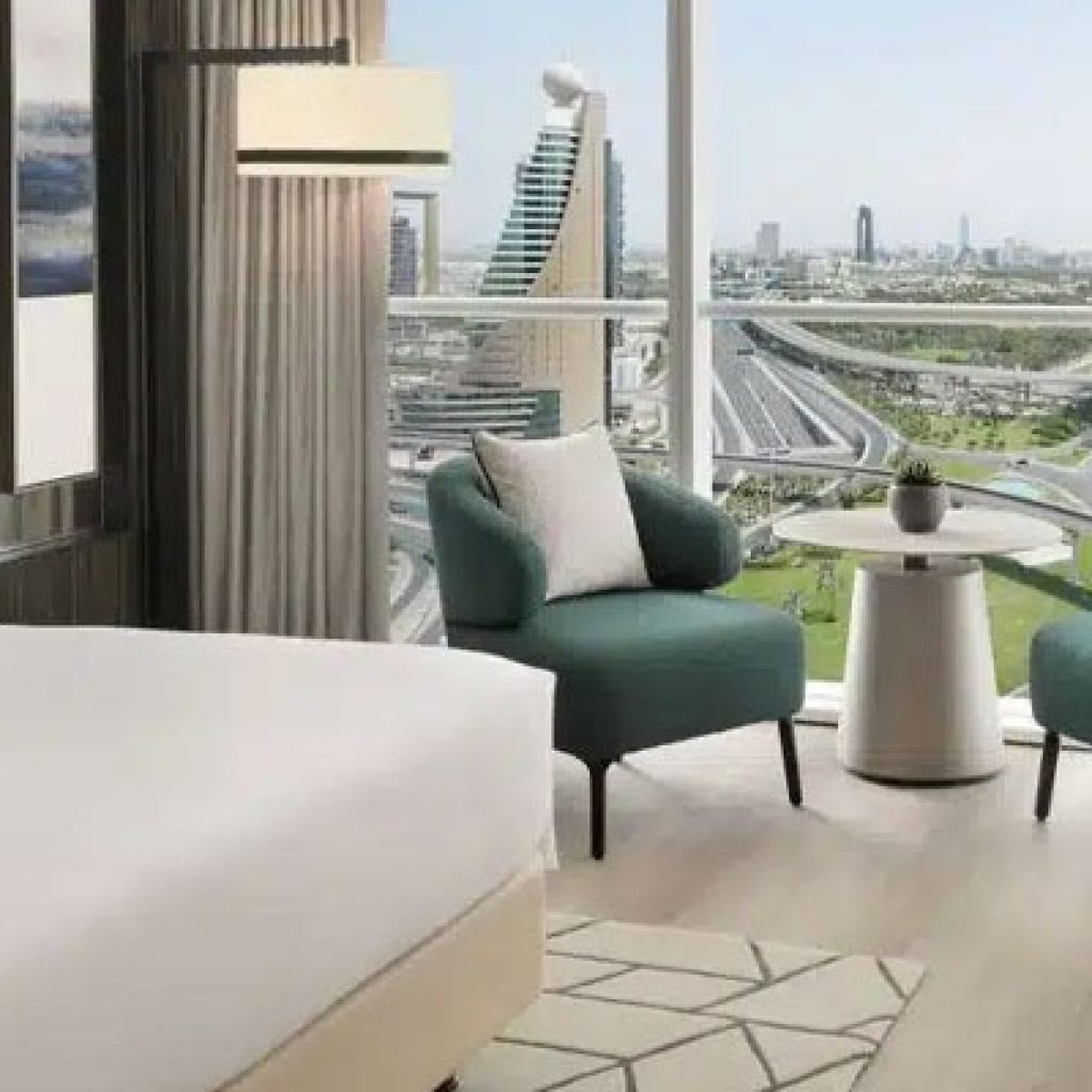 Why do expats prefer monthly hotel apartments during their Dubai stay?