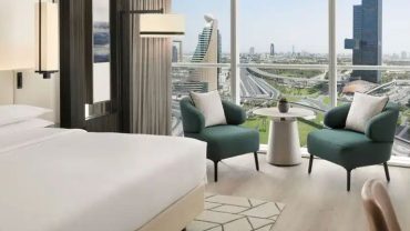 Why do expats prefer monthly hotel apartments during their Dubai stay?